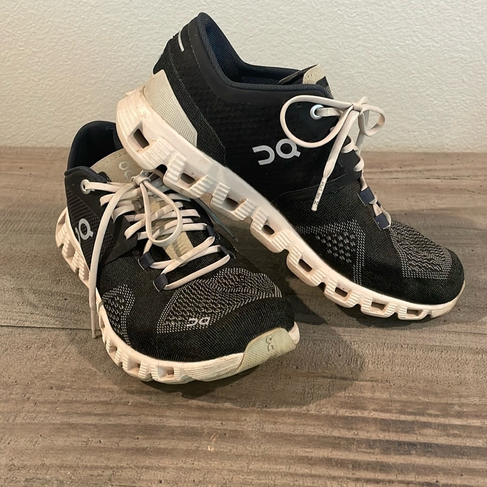 Of whit/black oncloud sneakers size 6